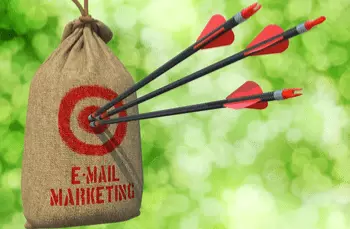 Zak-met-e-mailmarketing-en-pijlen-1-2-1